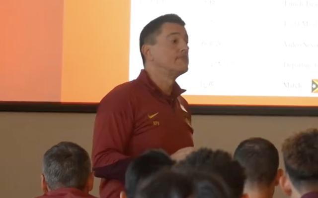 九游体育注册-东体：安东尼奥训练前训话6分半，甚至亲自示范脚下动作